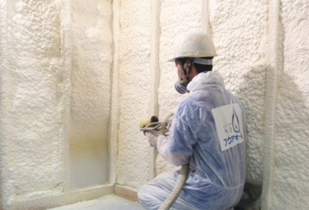 長期の高気密高断熱を実現する吹付断熱材を採用